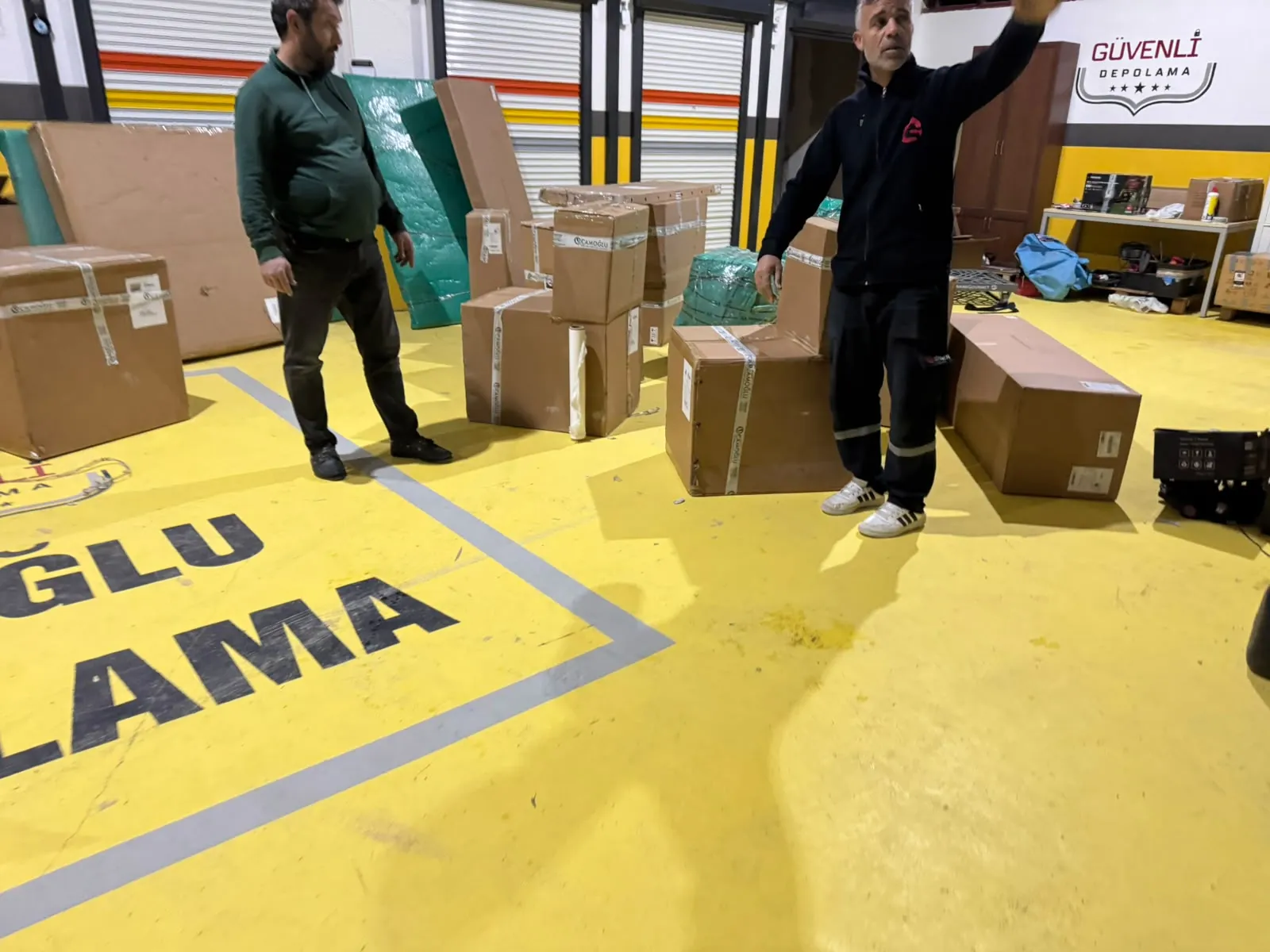 Eşya depolama alanında düzenlenen koliler
