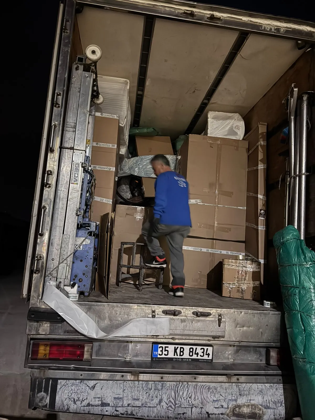 Depo girişinde eşya taşıyan nakliye aracı