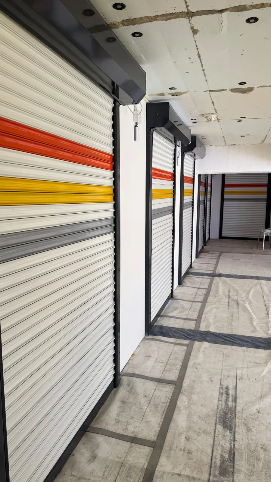 Birbirinden ayrılmış kapalı depo odaları